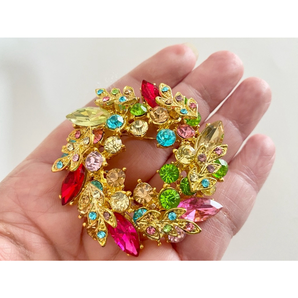 Sparkly Multi-color Rhinestone Crystal Wreath Floral Brooch. Gold tone - Picture 3 of 5